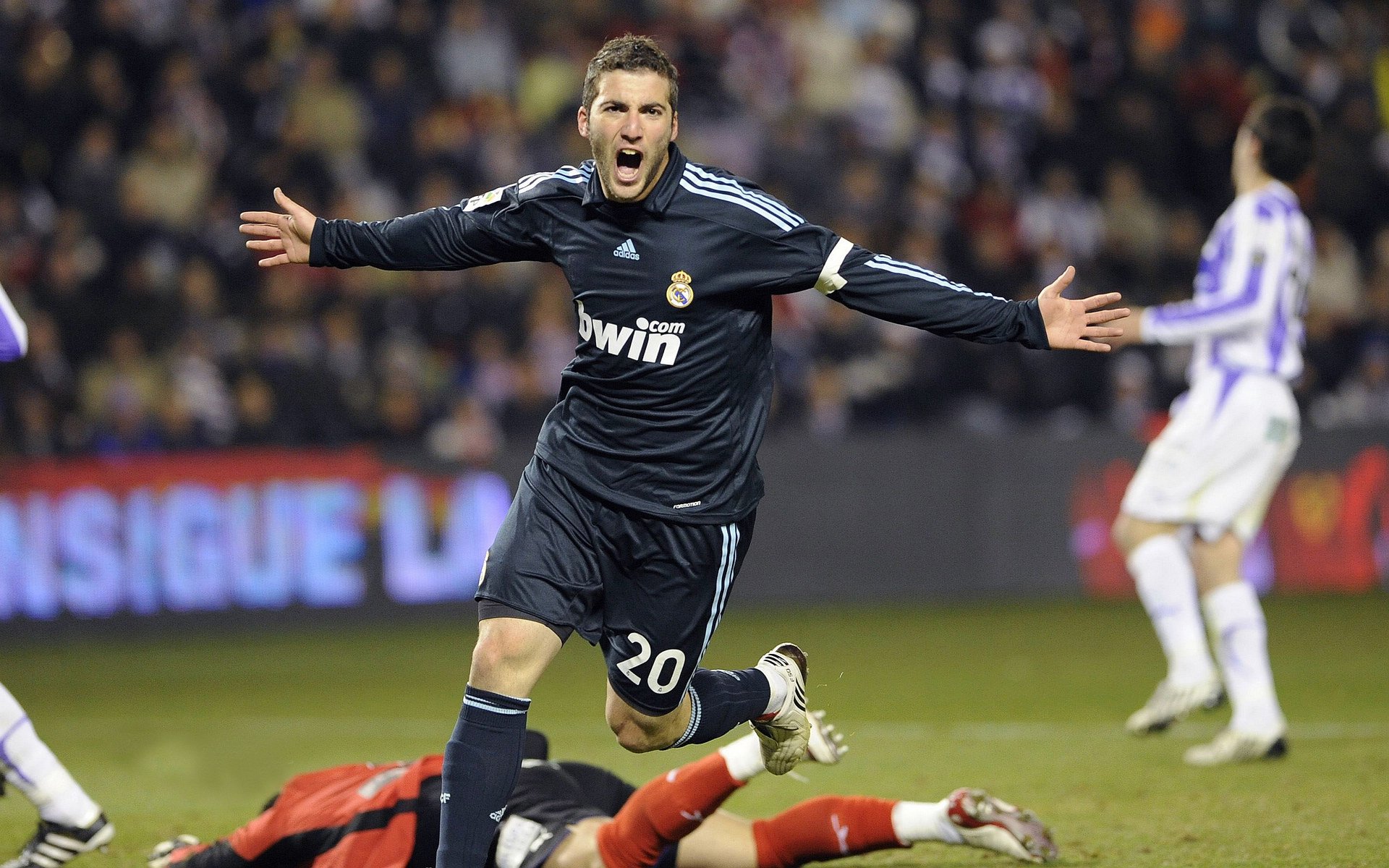 开云APP-从嘘声到掌声，卢卡库如何顶住千斤压力破茧爆发，德国战车又靠什么智慧掀翻不可一世的曼城？